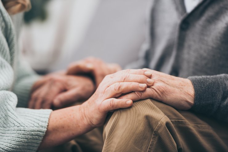 pensionati mano nella mano