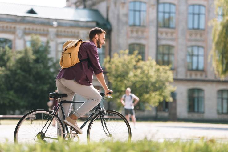 uomo sulla bicicletta