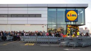 coda all'esterno di Lidl