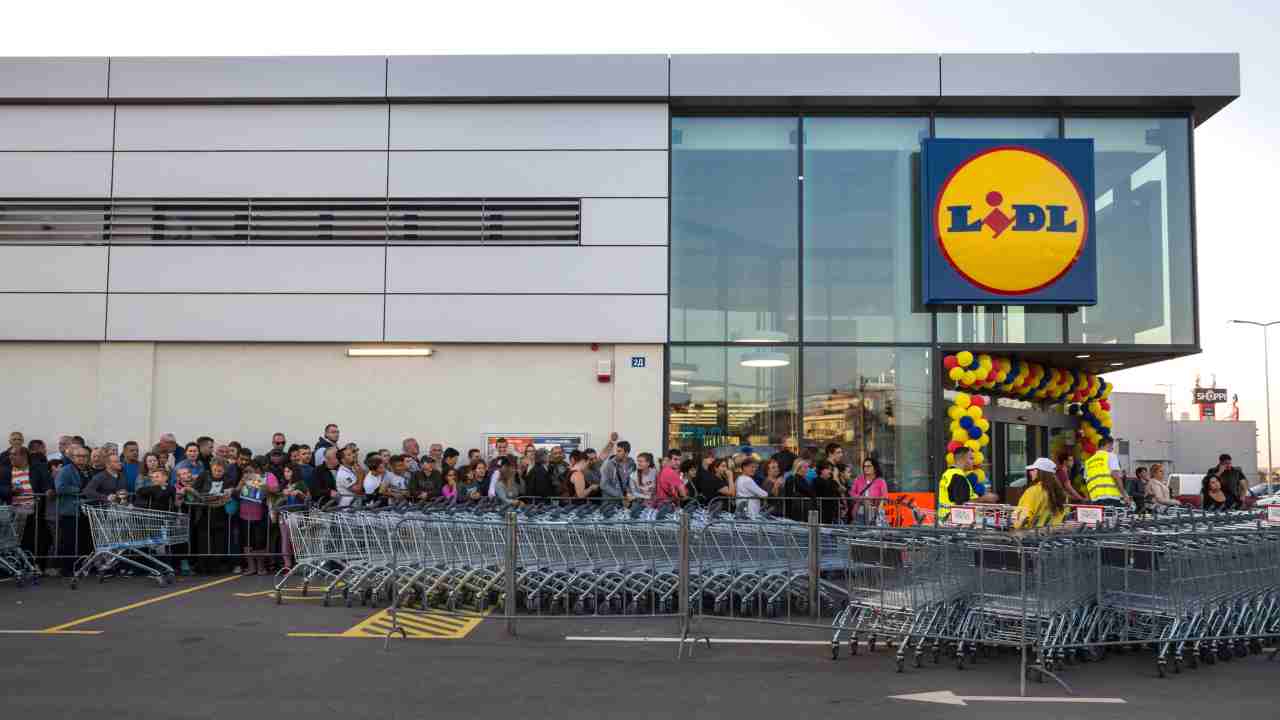 coda all'esterno di Lidl