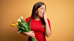 ragazza con bouquet sbadiglia