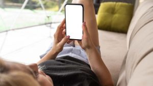ragazza con smartphone sul divano